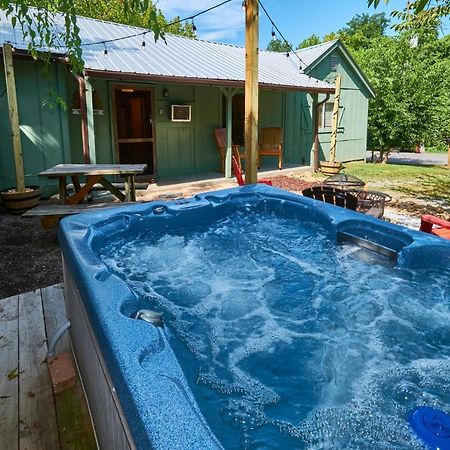 Steps From Downtown Pigeon Forge Parkway + Private Hottub And Firepit - Wifi - Firefly Bungalows Eksteriør billede