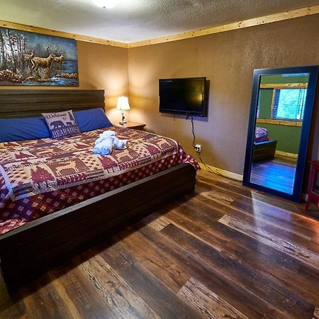 Steps From Downtown Pigeon Forge Parkway + Private Hottub And Firepit - Wifi - Firefly Bungalows Eksteriør billede