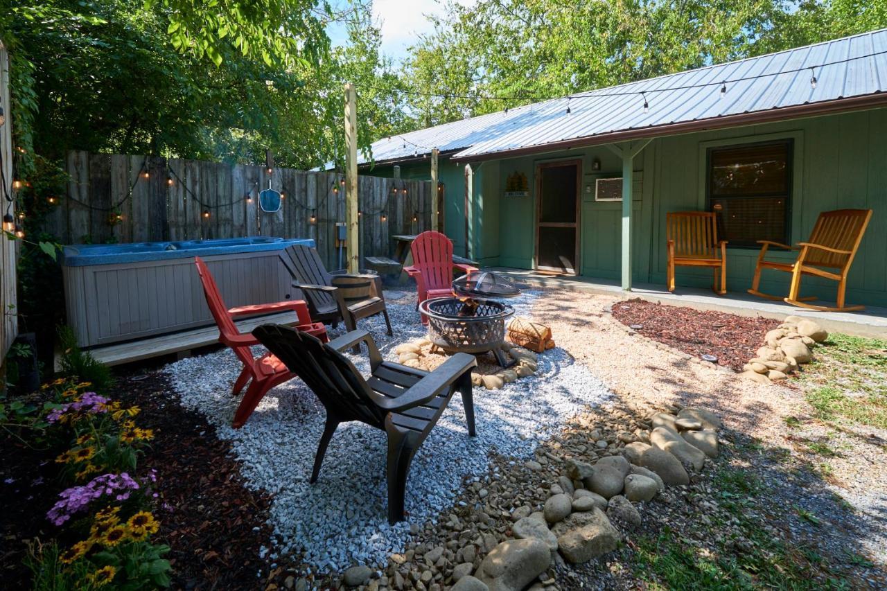 Steps From Downtown Pigeon Forge Parkway + Private Hottub And Firepit - Wifi - Firefly Bungalows Eksteriør billede