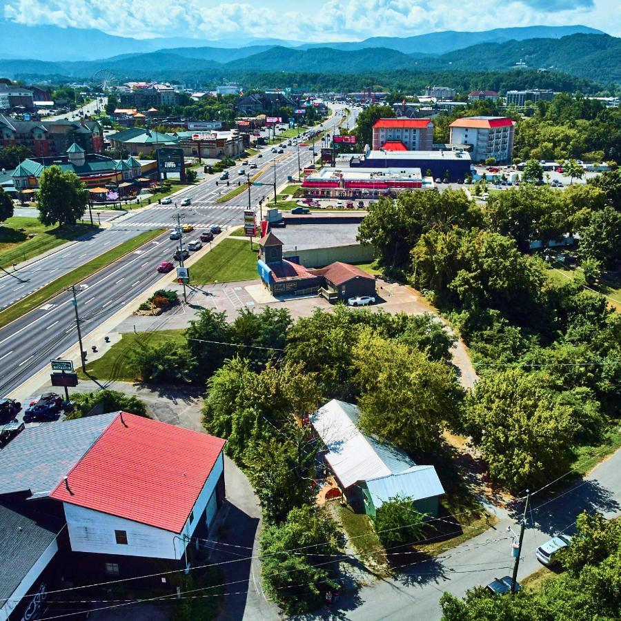 Steps From Downtown Pigeon Forge Parkway + Private Hottub And Firepit - Wifi - Firefly Bungalows Eksteriør billede