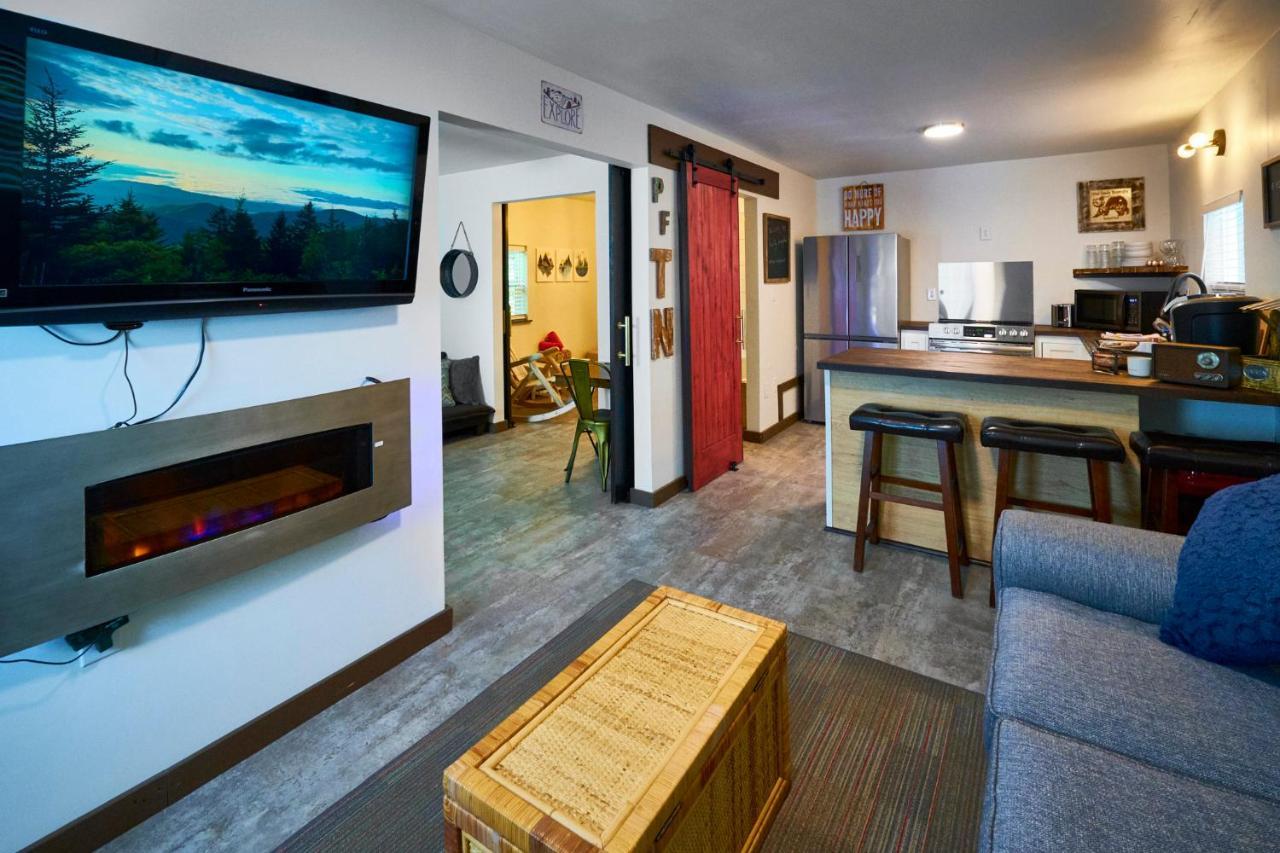 Steps From Downtown Pigeon Forge Parkway + Private Hottub And Firepit - Wifi - Firefly Bungalows Eksteriør billede