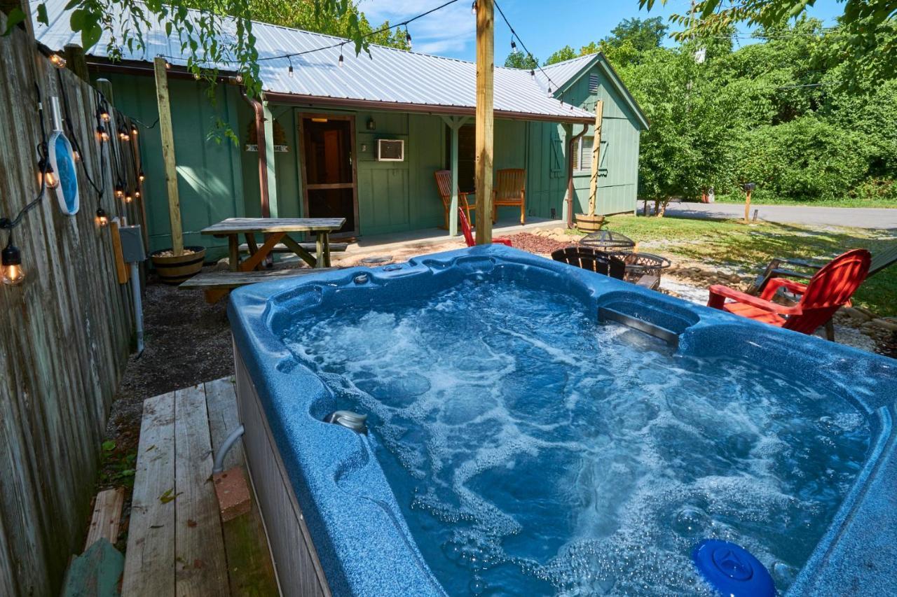 Steps From Downtown Pigeon Forge Parkway + Private Hottub And Firepit - Wifi - Firefly Bungalows Eksteriør billede