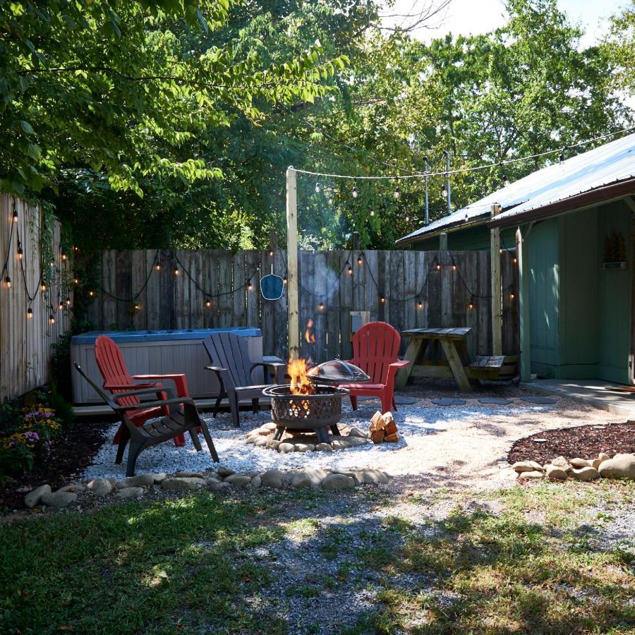 Steps From Downtown Pigeon Forge Parkway + Private Hottub And Firepit - Wifi - Firefly Bungalows Eksteriør billede