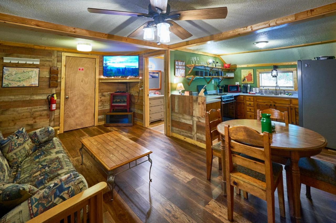 Steps From Downtown Pigeon Forge Parkway + Private Hottub And Firepit - Wifi - Firefly Bungalows Eksteriør billede