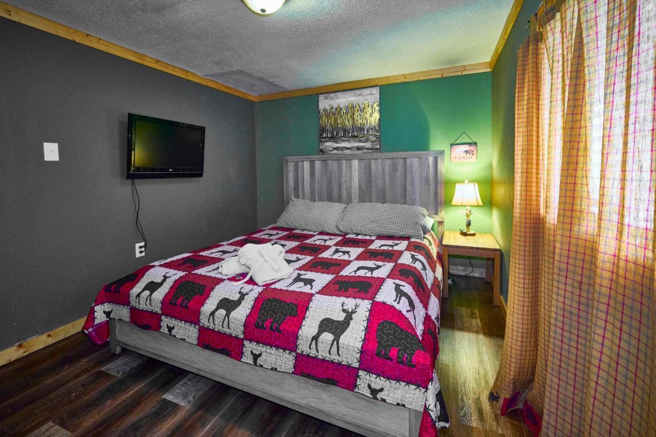 Steps From Downtown Pigeon Forge Parkway + Private Hottub And Firepit - Wifi - Firefly Bungalows Eksteriør billede