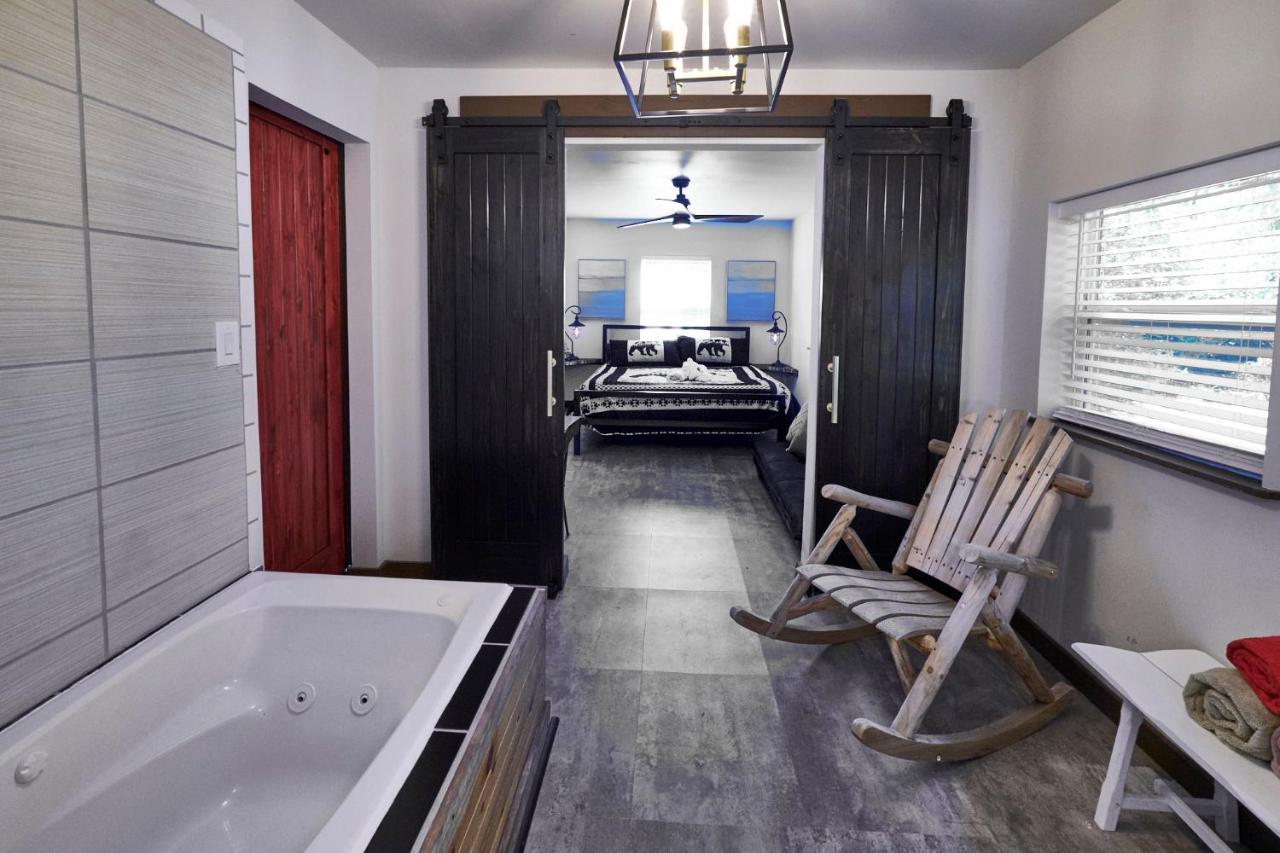 Steps From Downtown Pigeon Forge Parkway + Private Hottub And Firepit - Wifi - Firefly Bungalows Eksteriør billede