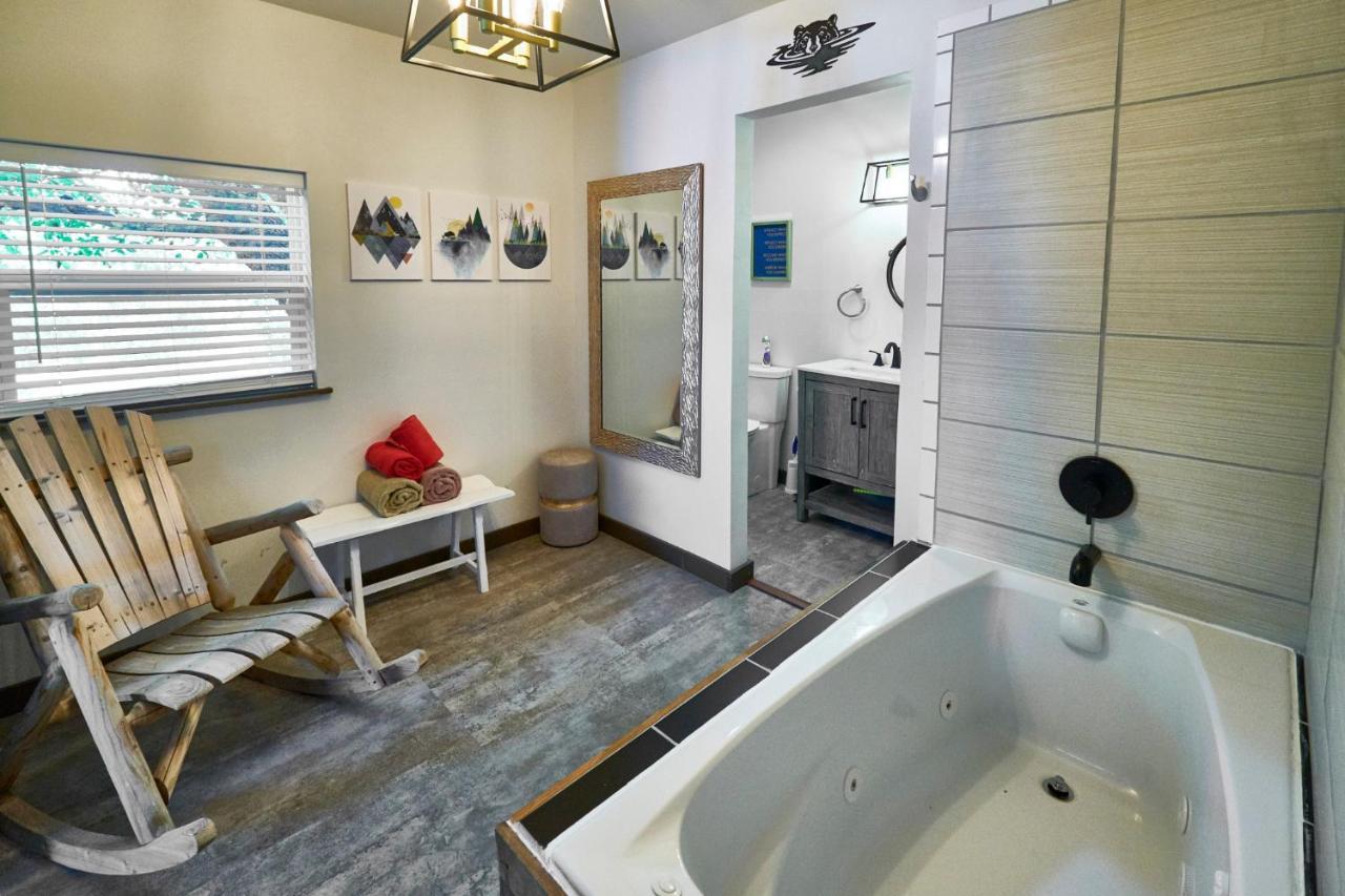 Steps From Downtown Pigeon Forge Parkway + Private Hottub And Firepit - Wifi - Firefly Bungalows Eksteriør billede