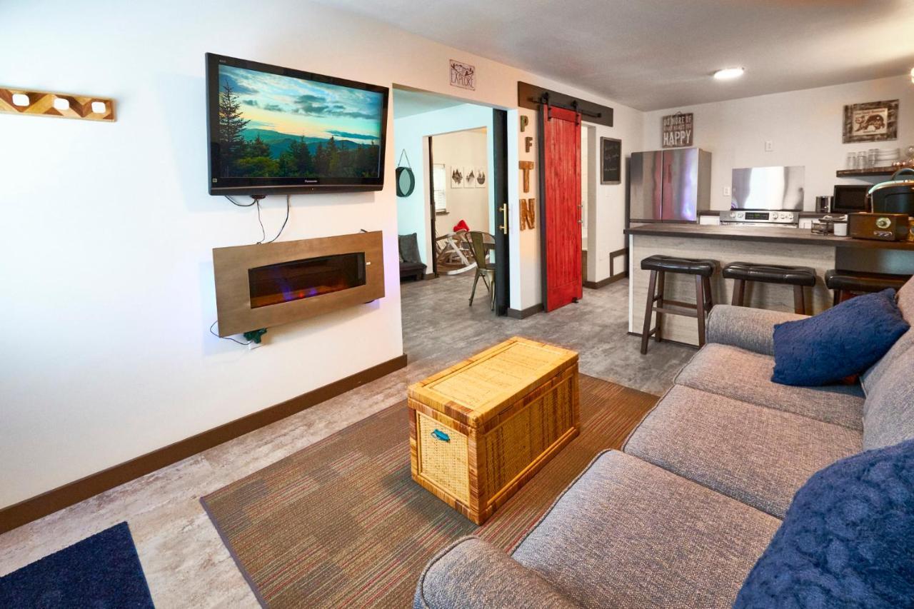 Steps From Downtown Pigeon Forge Parkway + Private Hottub And Firepit - Wifi - Firefly Bungalows Eksteriør billede