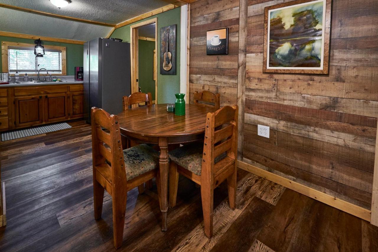 Steps From Downtown Pigeon Forge Parkway + Private Hottub And Firepit - Wifi - Firefly Bungalows Eksteriør billede