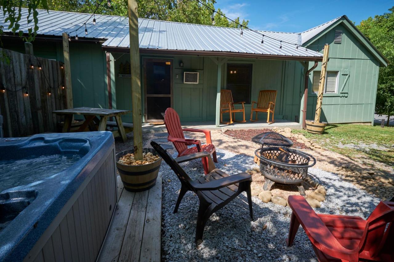Steps From Downtown Pigeon Forge Parkway + Private Hottub And Firepit - Wifi - Firefly Bungalows Eksteriør billede