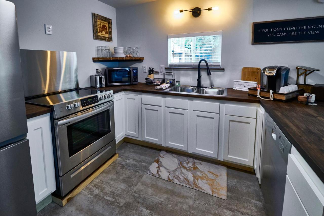 Steps From Downtown Pigeon Forge Parkway + Private Hottub And Firepit - Wifi - Firefly Bungalows Eksteriør billede