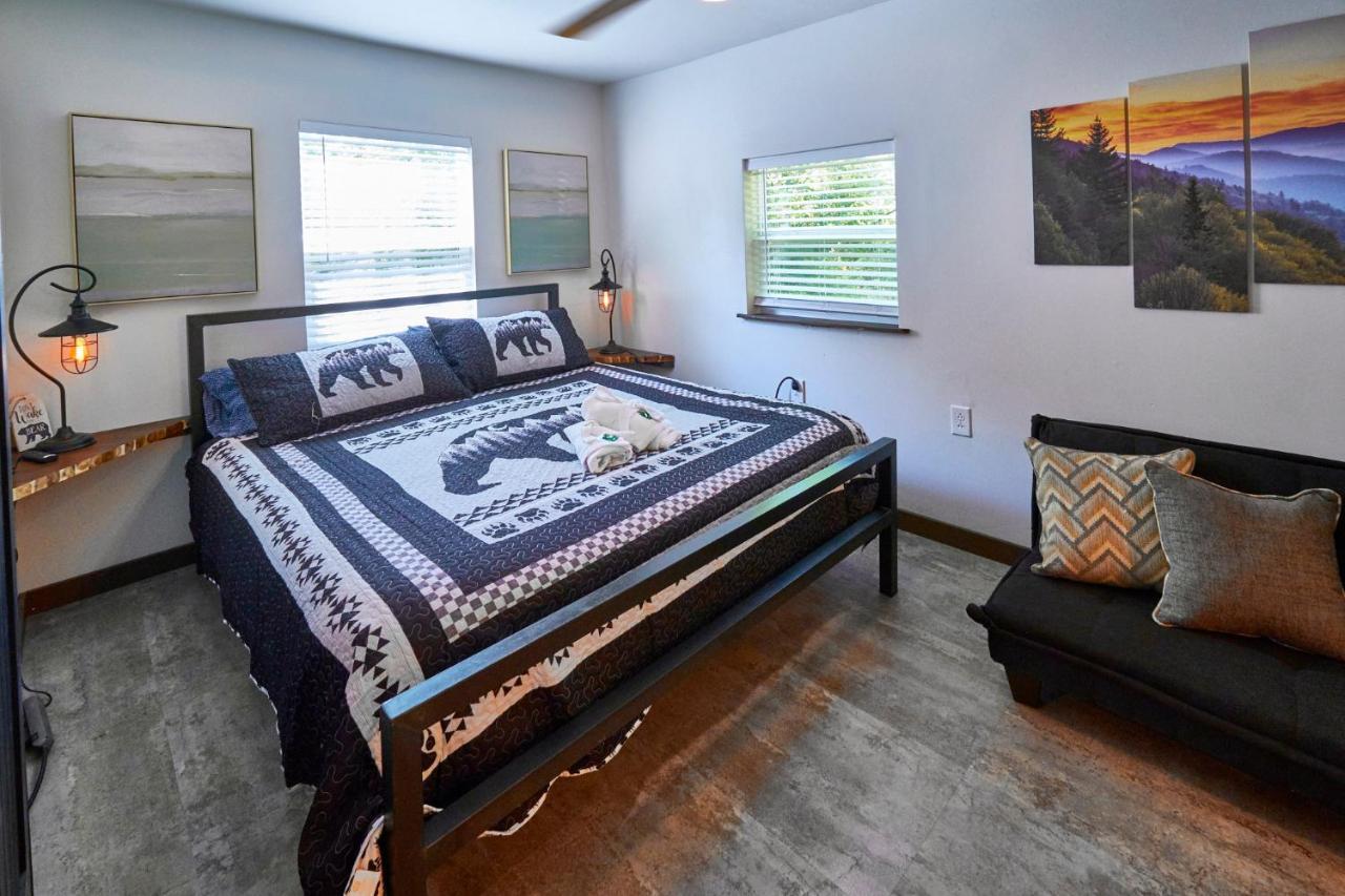 Steps From Downtown Pigeon Forge Parkway + Private Hottub And Firepit - Wifi - Firefly Bungalows Eksteriør billede
