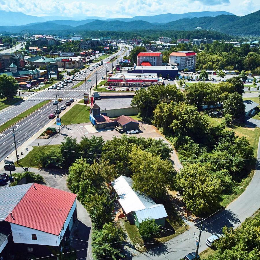 Steps From Downtown Pigeon Forge Parkway + Private Hottub And Firepit - Wifi - Firefly Bungalows Eksteriør billede