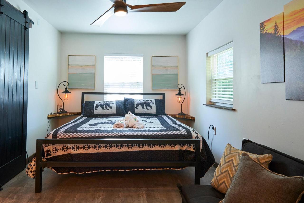 Steps From Downtown Pigeon Forge Parkway + Private Hottub And Firepit - Wifi - Firefly Bungalows Eksteriør billede