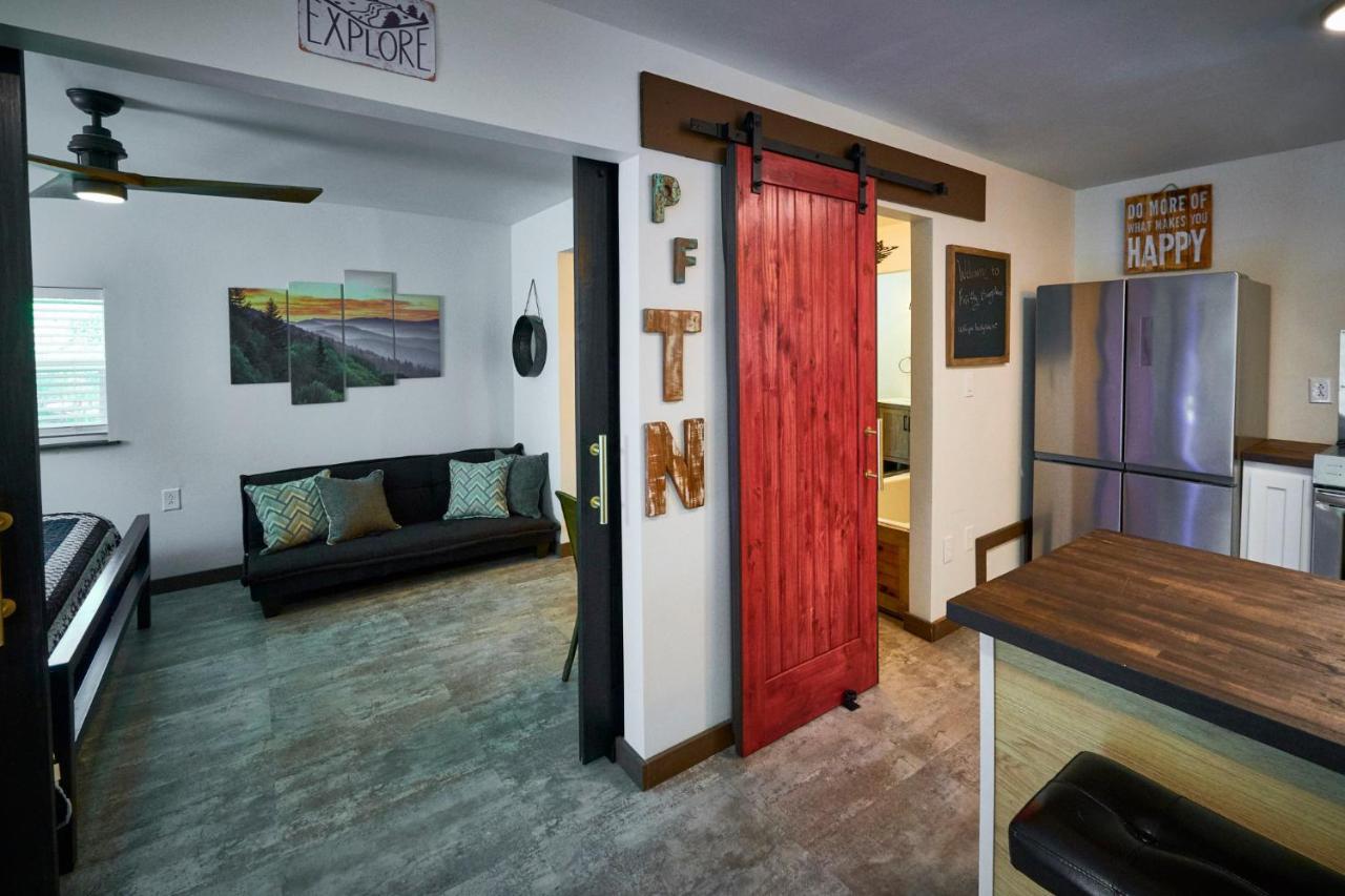 Steps From Downtown Pigeon Forge Parkway + Private Hottub And Firepit - Wifi - Firefly Bungalows Eksteriør billede
