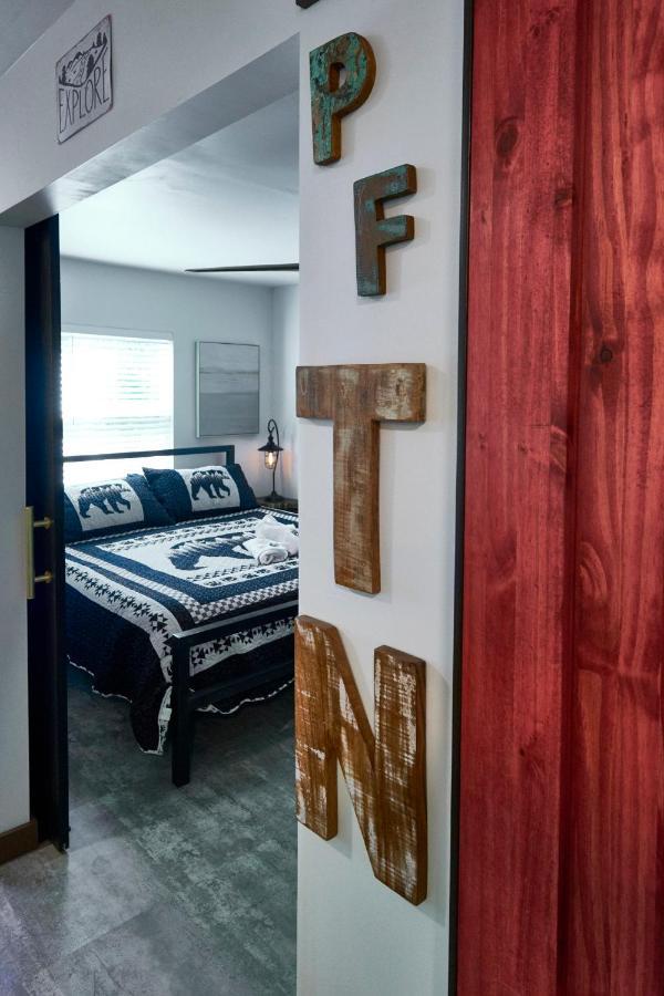 Steps From Downtown Pigeon Forge Parkway + Private Hottub And Firepit - Wifi - Firefly Bungalows Eksteriør billede