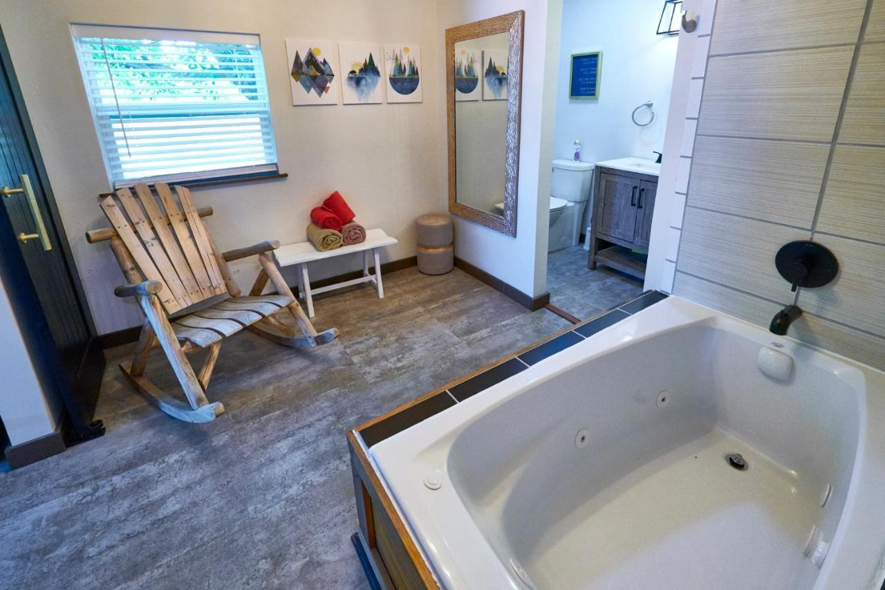 Steps From Downtown Pigeon Forge Parkway + Private Hottub And Firepit - Wifi - Firefly Bungalows Eksteriør billede