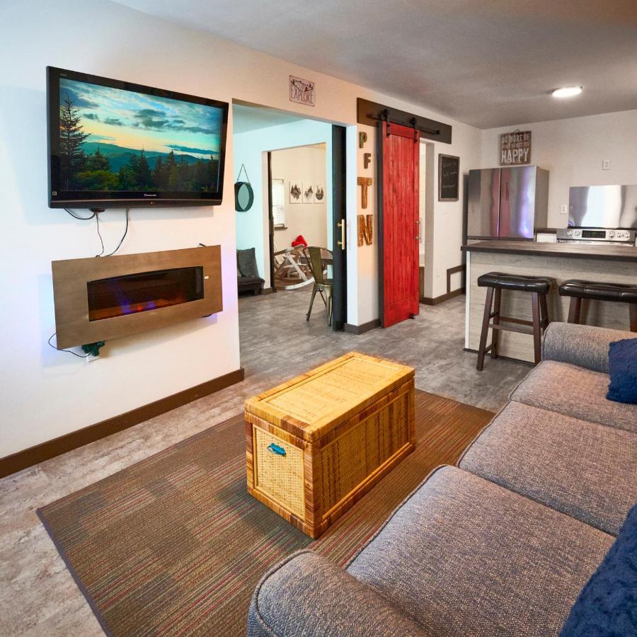 Steps From Downtown Pigeon Forge Parkway + Private Hottub And Firepit - Wifi - Firefly Bungalows Eksteriør billede