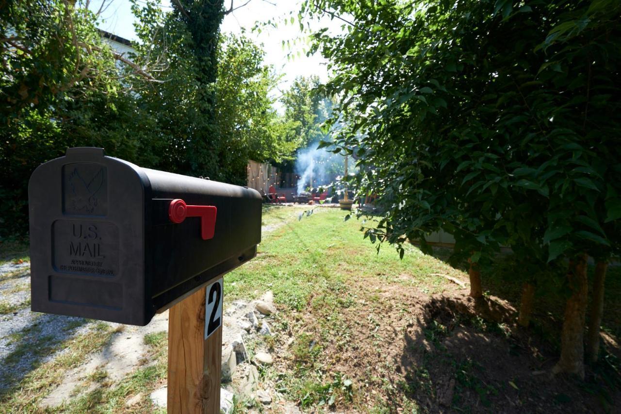 Steps From Downtown Pigeon Forge Parkway + Private Hottub And Firepit - Wifi - Firefly Bungalows Eksteriør billede