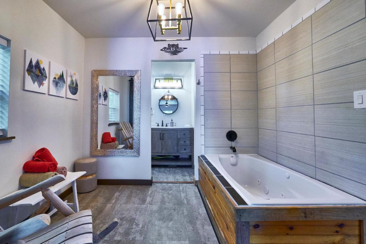 Steps From Downtown Pigeon Forge Parkway + Private Hottub And Firepit - Wifi - Firefly Bungalows Eksteriør billede
