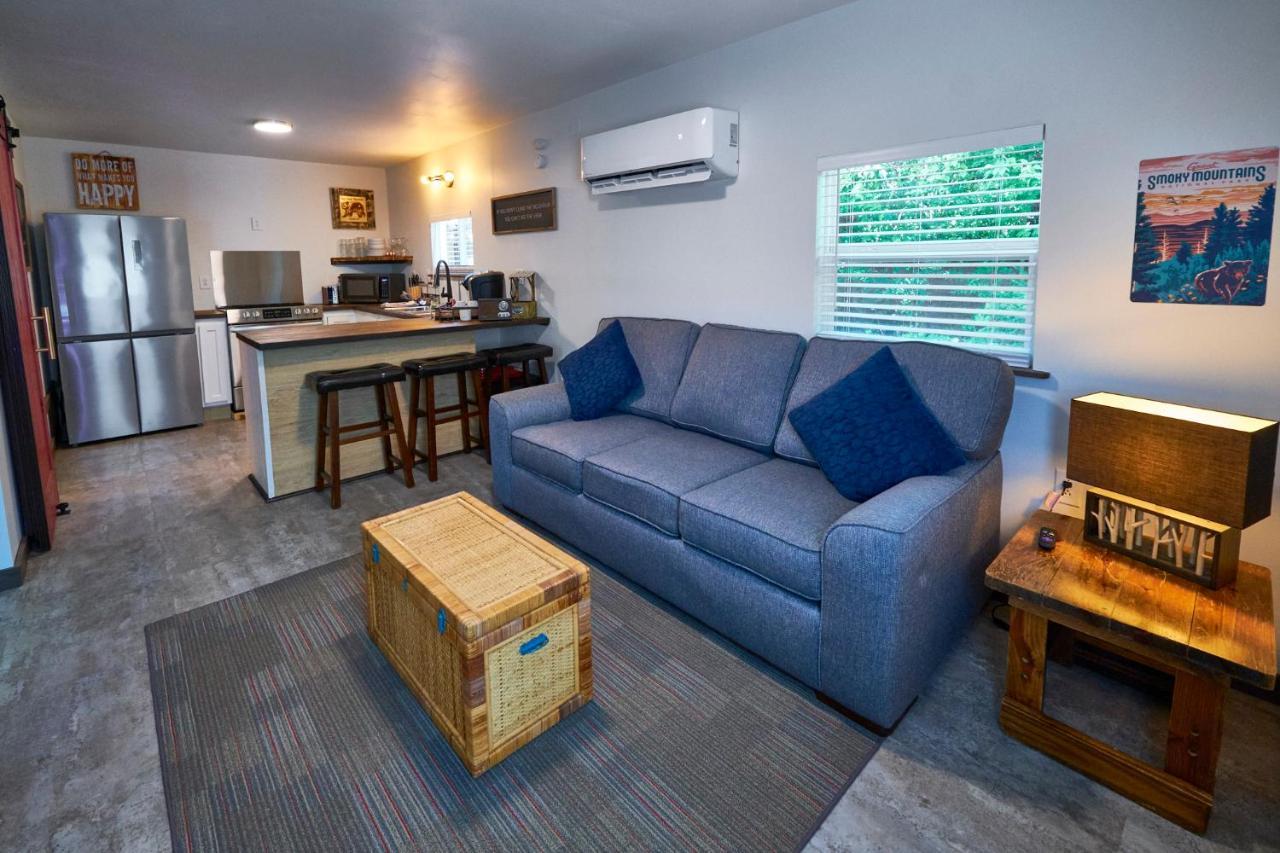 Steps From Downtown Pigeon Forge Parkway + Private Hottub And Firepit - Wifi - Firefly Bungalows Eksteriør billede