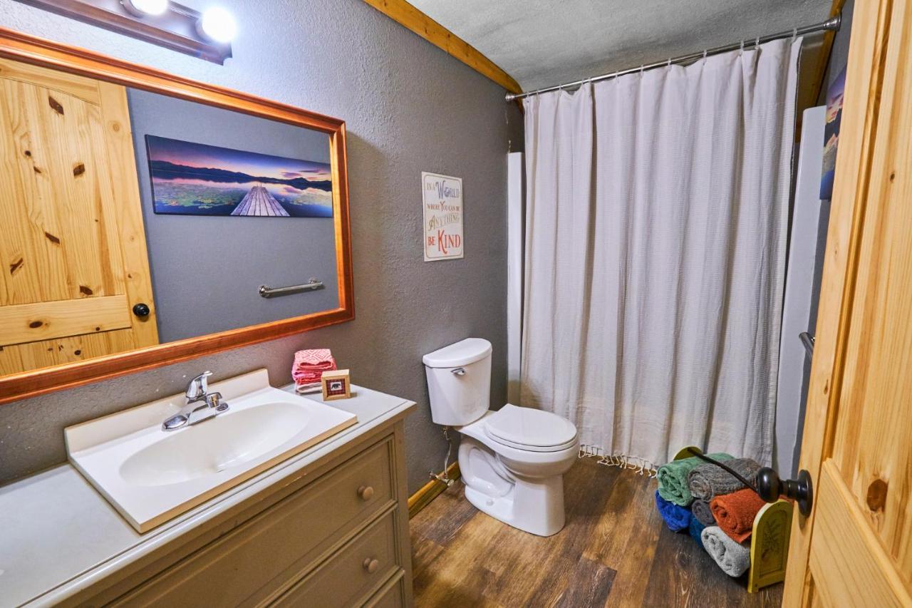 Steps From Downtown Pigeon Forge Parkway + Private Hottub And Firepit - Wifi - Firefly Bungalows Eksteriør billede