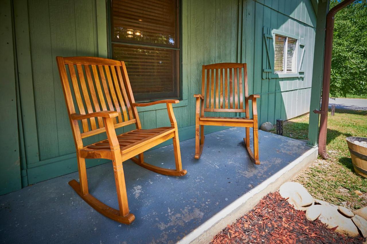 Steps From Downtown Pigeon Forge Parkway + Private Hottub And Firepit - Wifi - Firefly Bungalows Eksteriør billede
