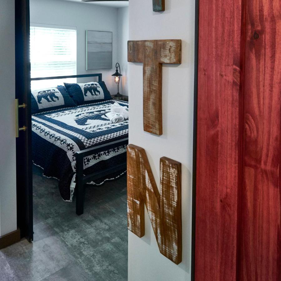 Steps From Downtown Pigeon Forge Parkway + Private Hottub And Firepit - Wifi - Firefly Bungalows Eksteriør billede