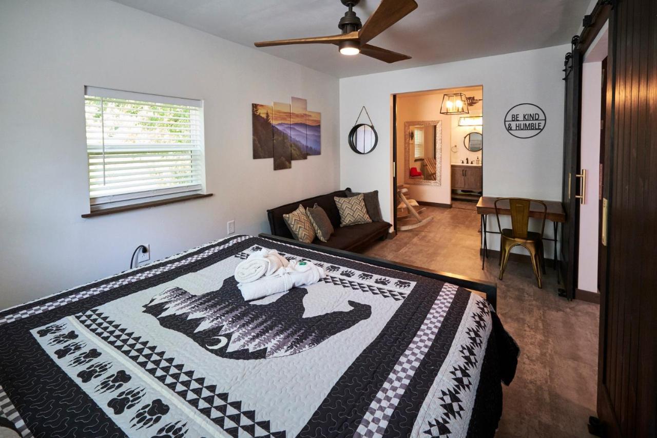 Steps From Downtown Pigeon Forge Parkway + Private Hottub And Firepit - Wifi - Firefly Bungalows Eksteriør billede