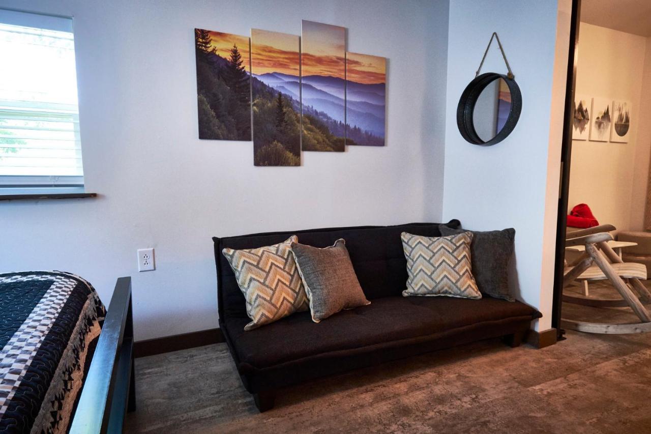 Steps From Downtown Pigeon Forge Parkway + Private Hottub And Firepit - Wifi - Firefly Bungalows Eksteriør billede
