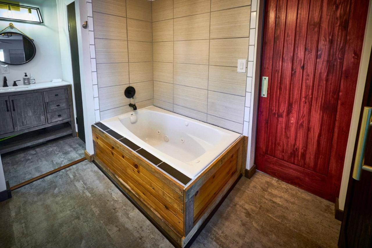 Steps From Downtown Pigeon Forge Parkway + Private Hottub And Firepit - Wifi - Firefly Bungalows Eksteriør billede
