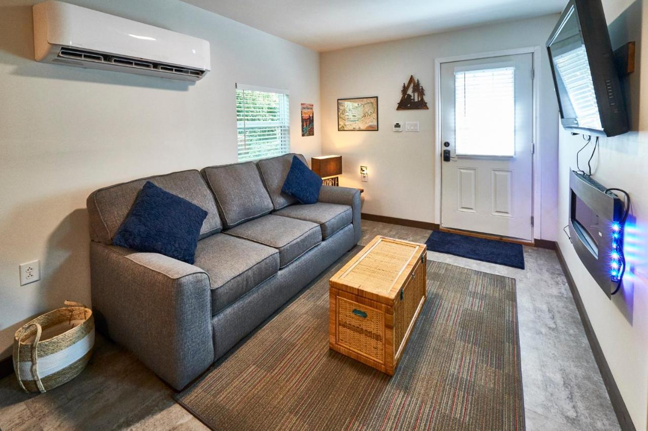 Steps From Downtown Pigeon Forge Parkway + Private Hottub And Firepit - Wifi - Firefly Bungalows Eksteriør billede