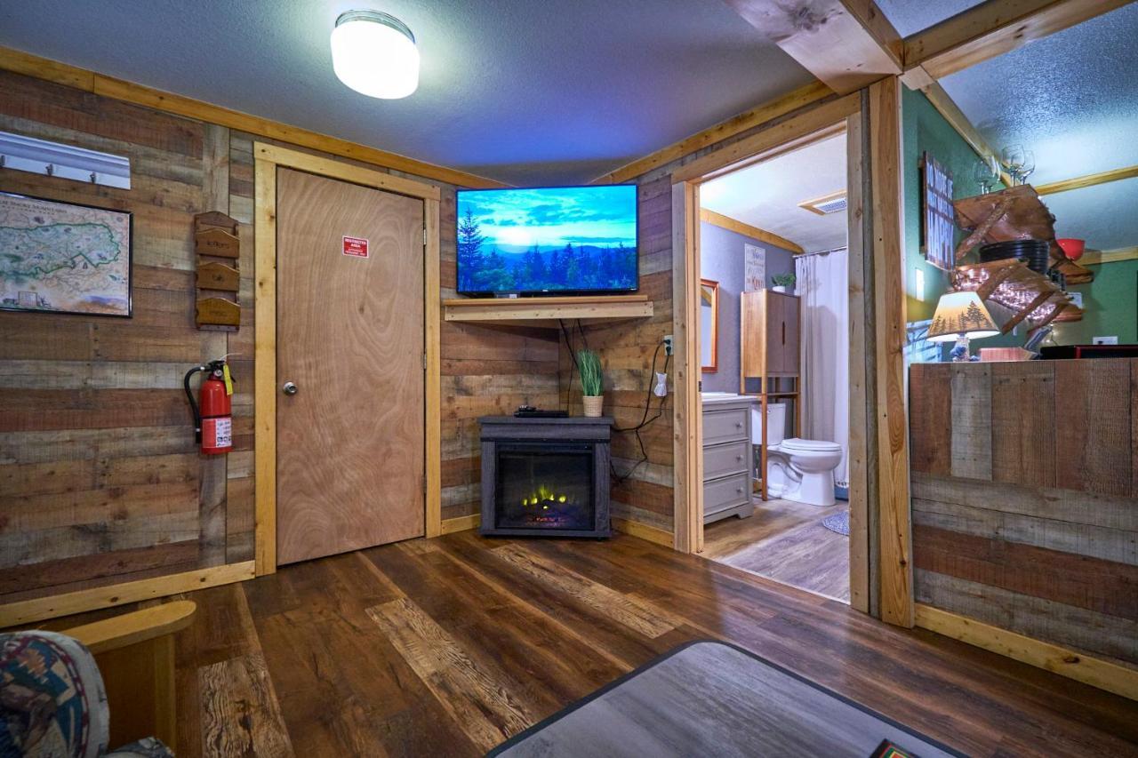 Steps From Downtown Pigeon Forge Parkway + Private Hottub And Firepit - Wifi - Firefly Bungalows Eksteriør billede