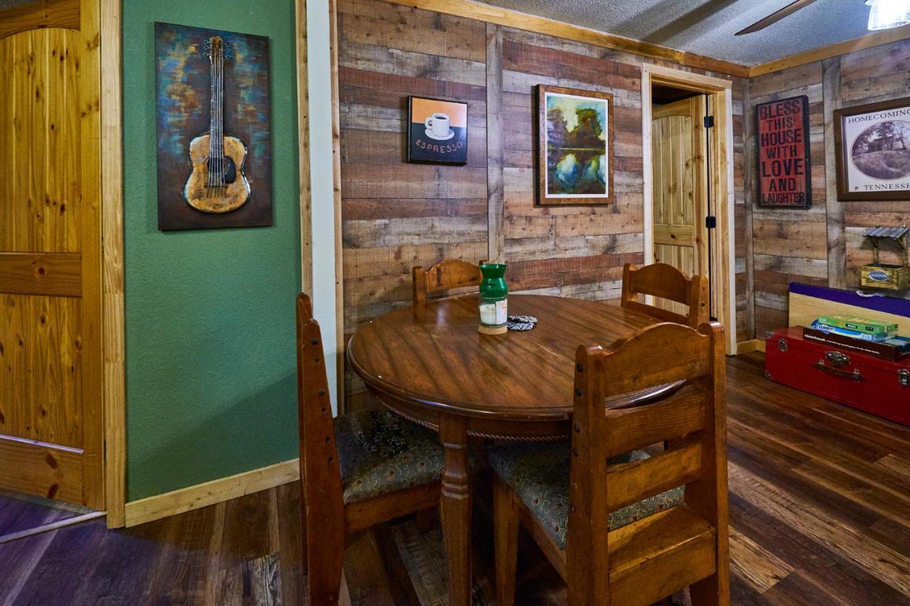 Steps From Downtown Pigeon Forge Parkway + Private Hottub And Firepit - Wifi - Firefly Bungalows Eksteriør billede