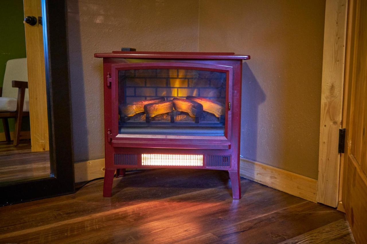 Steps From Downtown Pigeon Forge Parkway + Private Hottub And Firepit - Wifi - Firefly Bungalows Eksteriør billede