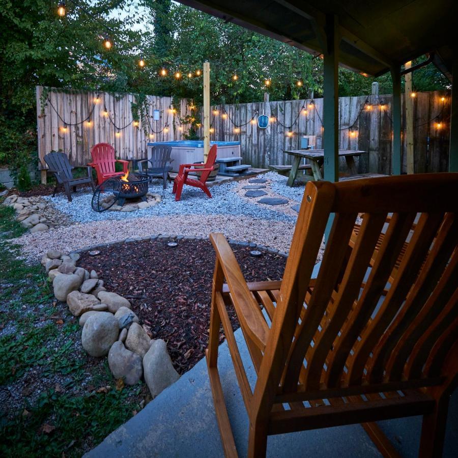 Steps From Downtown Pigeon Forge Parkway + Private Hottub And Firepit - Wifi - Firefly Bungalows Eksteriør billede