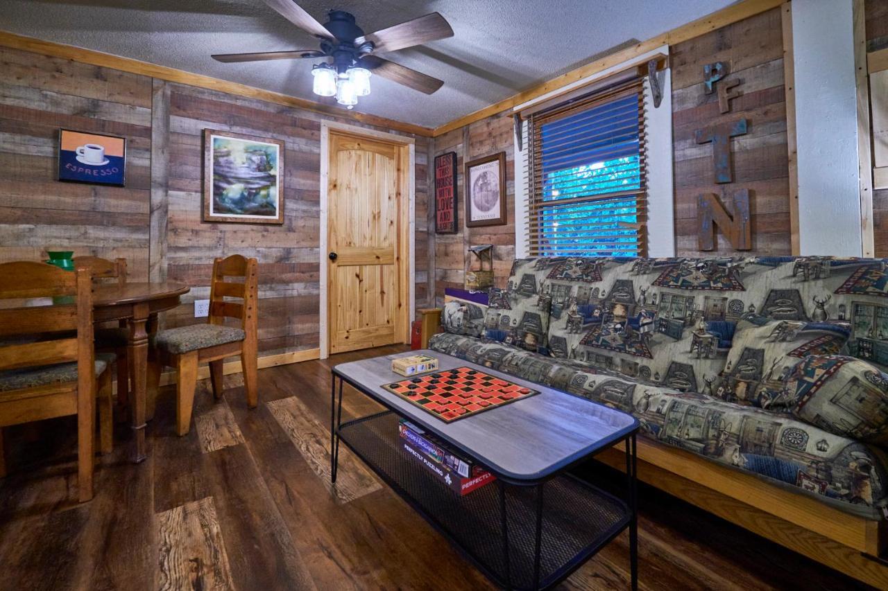 Steps From Downtown Pigeon Forge Parkway + Private Hottub And Firepit - Wifi - Firefly Bungalows Eksteriør billede