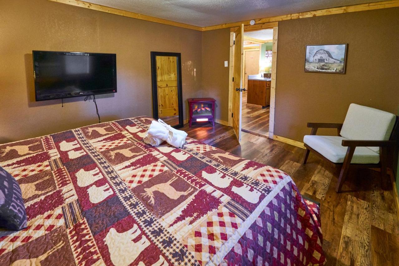 Steps From Downtown Pigeon Forge Parkway + Private Hottub And Firepit - Wifi - Firefly Bungalows Eksteriør billede